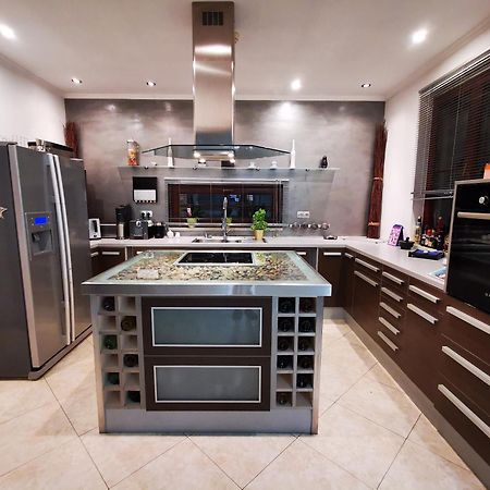 Apartamento Luxury Basement In The Surrounding Of Budapest Mogyoród Exterior foto