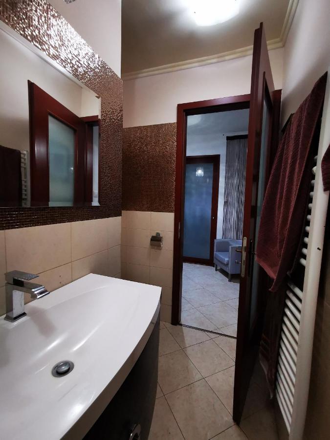 Apartamento Luxury Basement In The Surrounding Of Budapest Mogyoród Exterior foto
