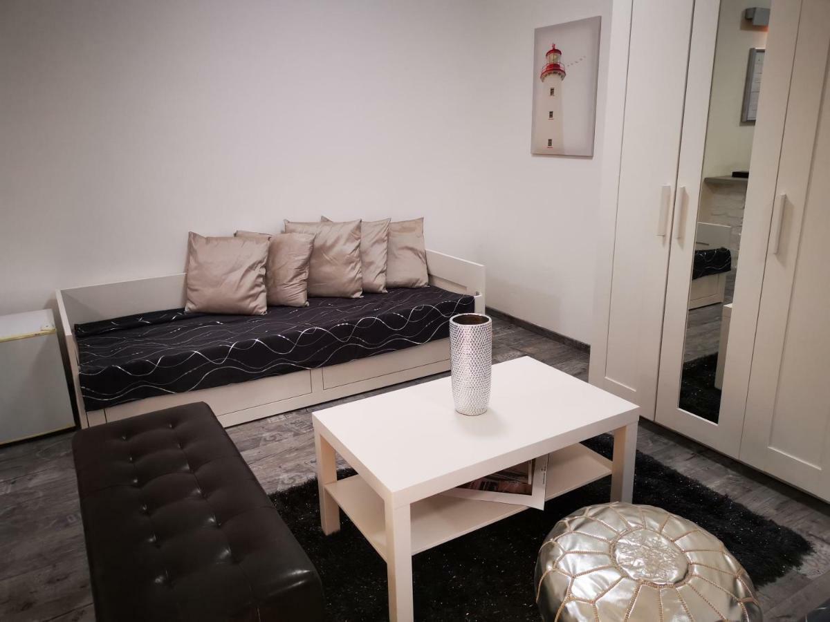 Apartamento Luxury Basement In The Surrounding Of Budapest Mogyoród Exterior foto