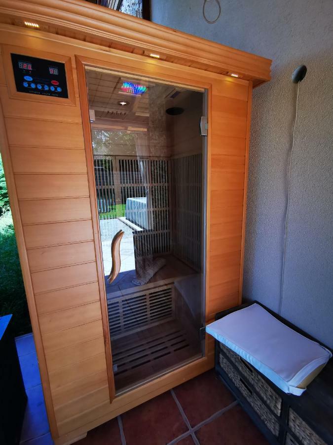 Apartamento Luxury Basement In The Surrounding Of Budapest Mogyoród Exterior foto